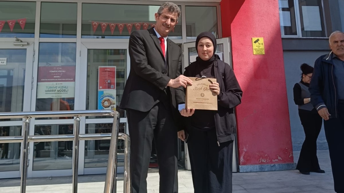 Okulumuz Selçuklu Belediyesi kütüphanesinde en çok kitap okuyan öğrencimize ödülü Okul Müdürümüz Bahattin ALTINSOY tarafından verildi